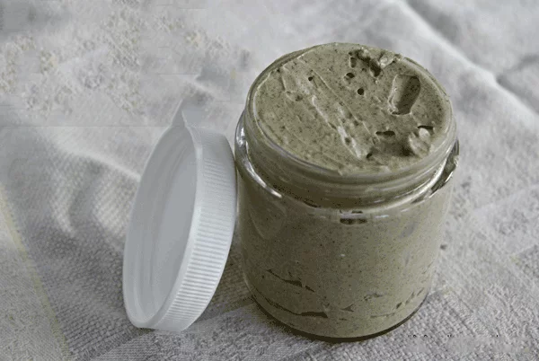 Domača ajurvedska pasta za zobe z neemom