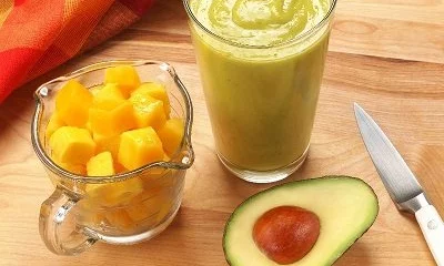 Polt iz sanj s smoothiejem iz manga in avokada