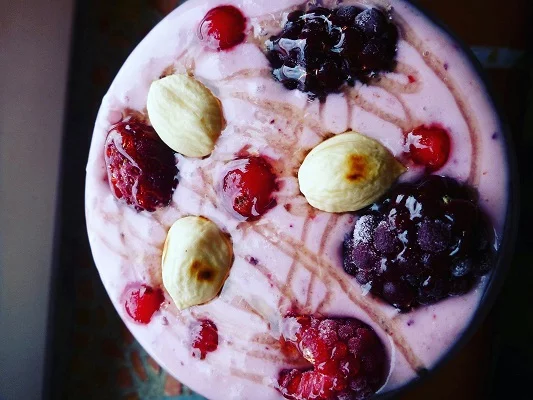 Sadni smoothie z ovsenimi kosmiči - najboljša izbira za zajtrk!