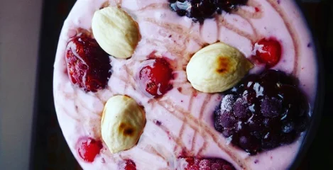 Sadni smoothie z ovsenimi kosmiči - najboljša izbira za zajtrk!