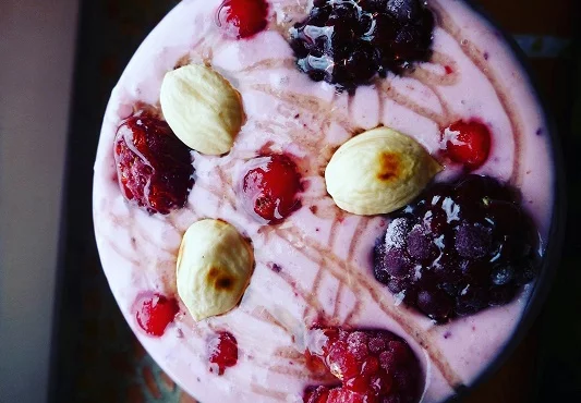 Sadni smoothie z ovsenimi kosmiči - najboljša izbira za zajtrk!
