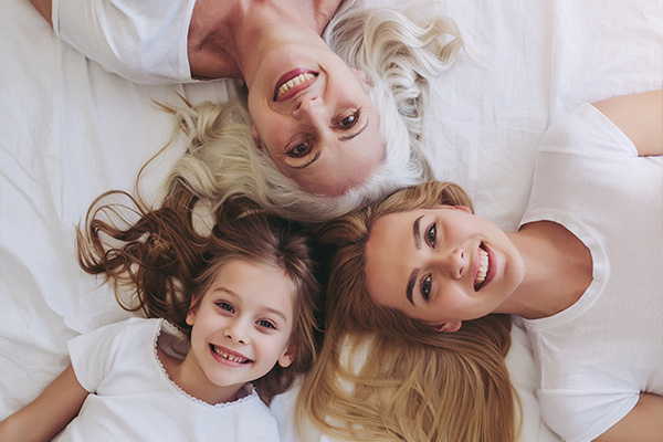 3 generacije žen kežijo na postelji