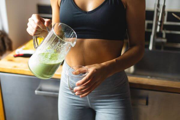punca toči zelen detox sok v kozarec