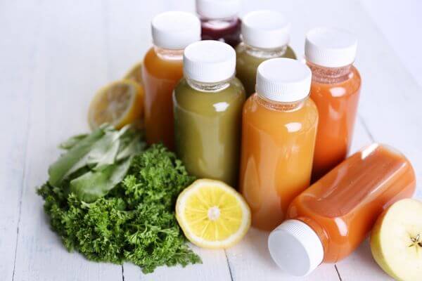 detox sokovi v plastični embalaži, namenjeni detox programu