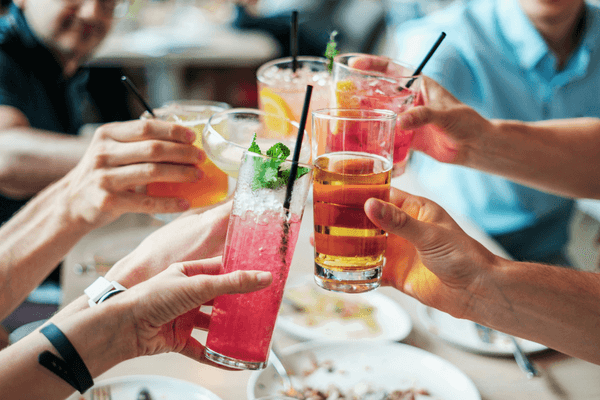 družba nazdravlja z alkoholom
