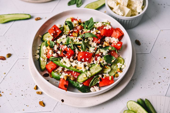 Solata z lubenico, feta sirom in kumarico