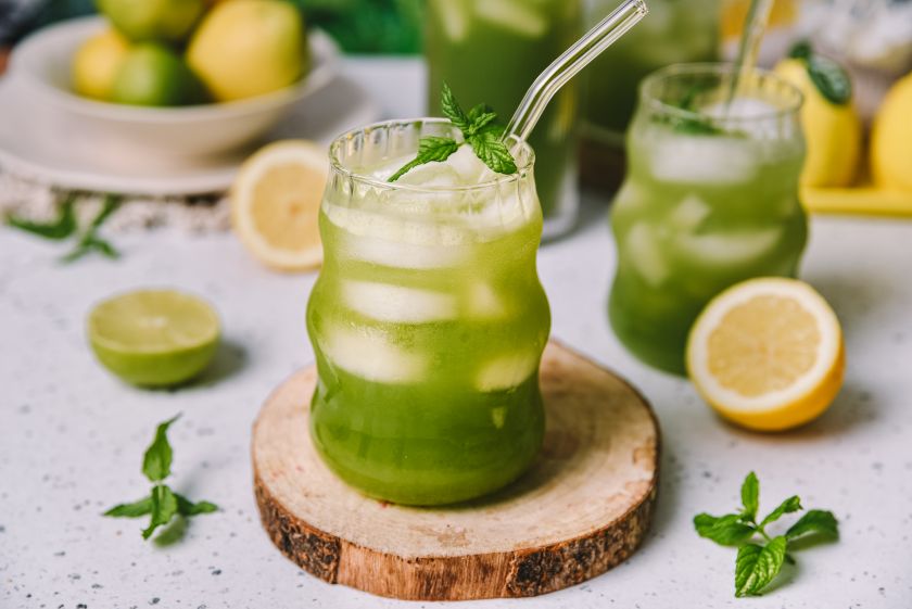 Detox napitek s kumaricami in limeto