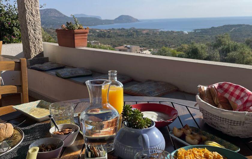 Postrežen zajtrk v mediteranskem slogu ob morju