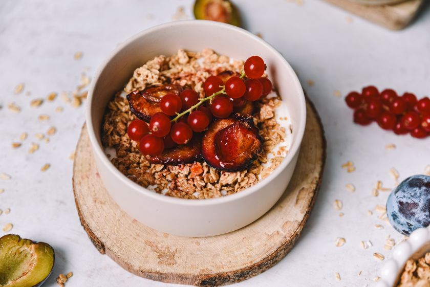 Muesli s pečenimi slivami