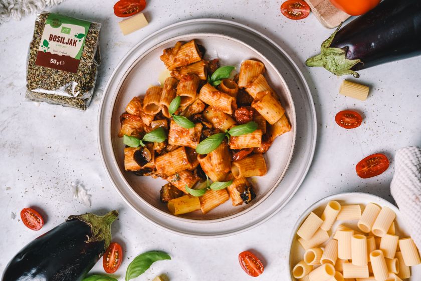 Testenine z jajčevcem in češnjevim paradižnikom