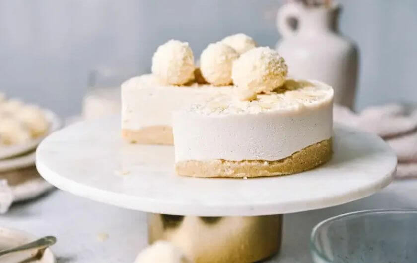 Raffaello torta s kokosovim oljem — enostavna, hitra in popolna za vsako priložnost!