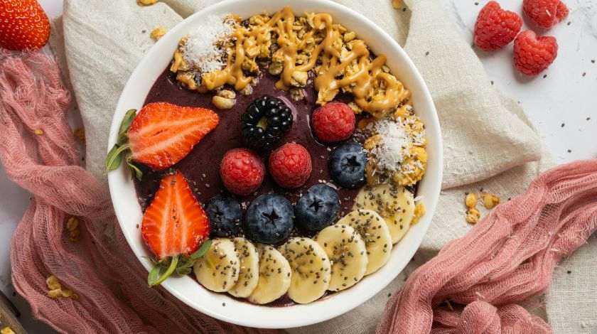 Acai skleda s sadjem