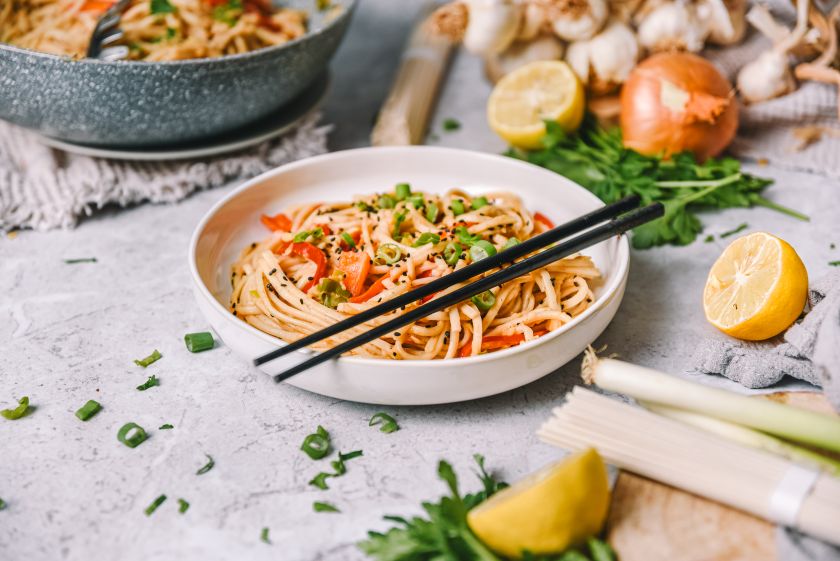 Noodles z jabolkom in česnom