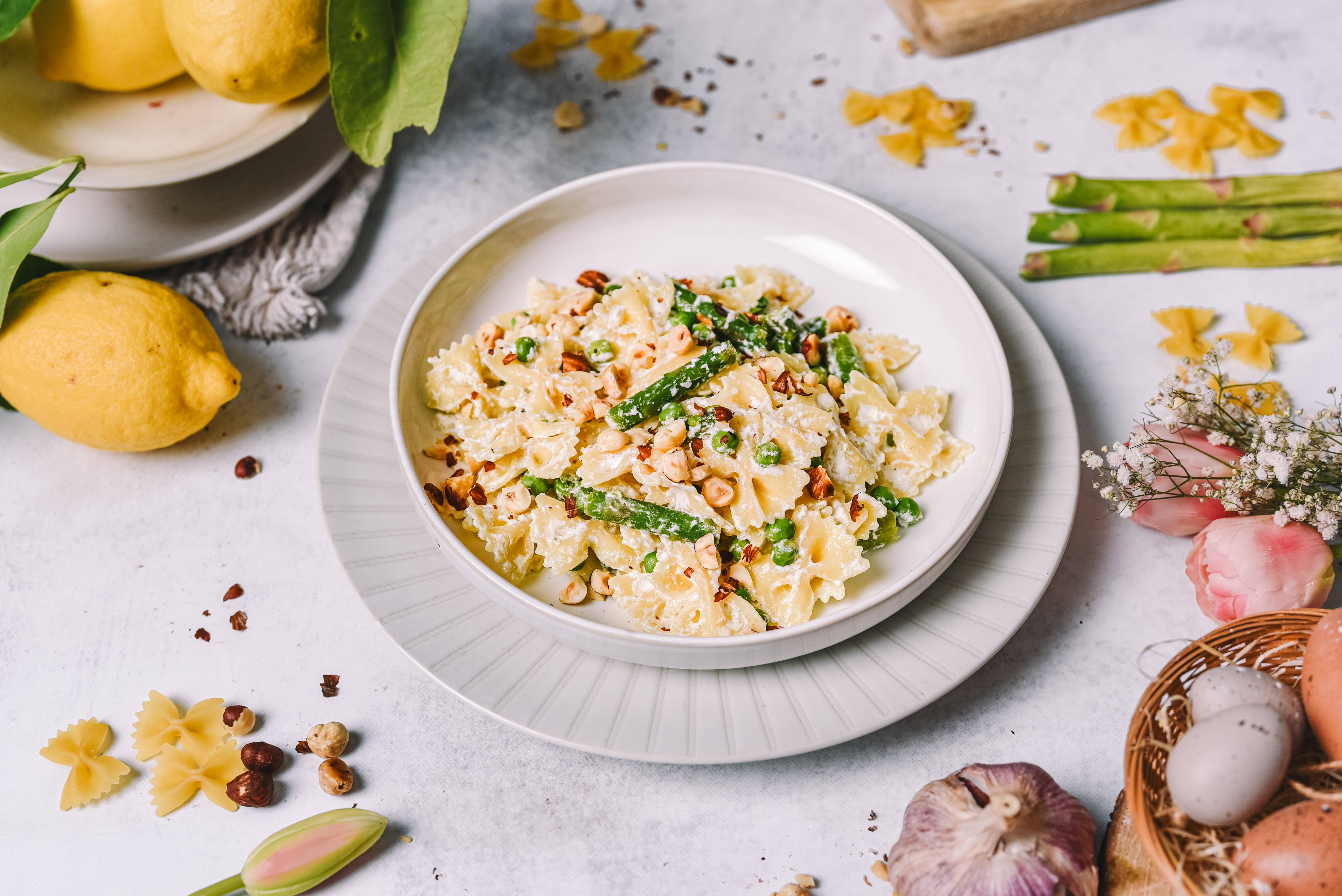 Testeninez beluši, zrnatim sirom in lešniki