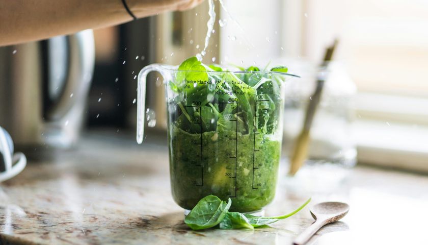 Poleg sadja in zelenjave je v smoothie dobro dodati tudi beljakovine in zdrave maščobe.