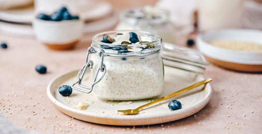 Nočna (overnight) kvinoja z borovnicami