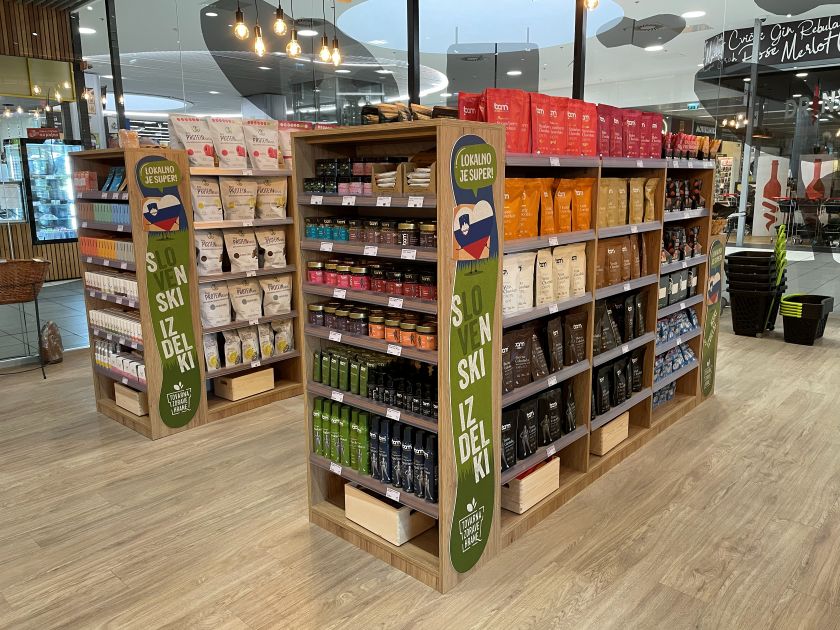 Ponudba slovenskih izdelkov v trgovini Tovarna Zdrave Hrane