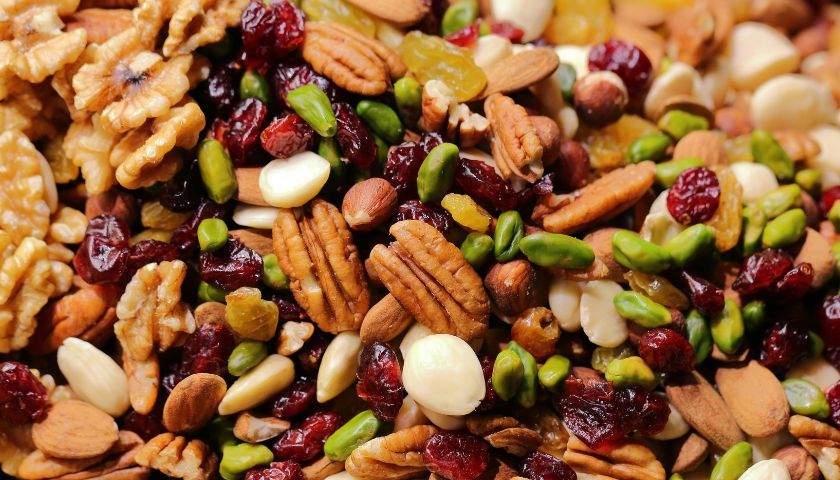 Kombinacija suhega sadja in oreščkov je eden najboljših prigrizkov, s katerimi se lahko nagradite v službi.