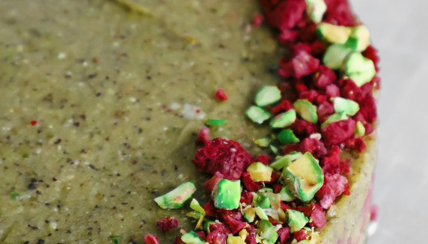 Surova torta s pistacijami