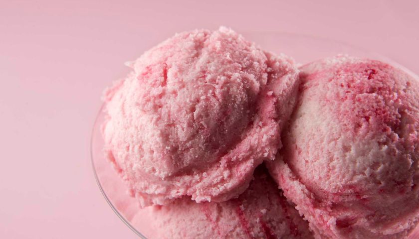 Sladoled s kvinojo in češnjami