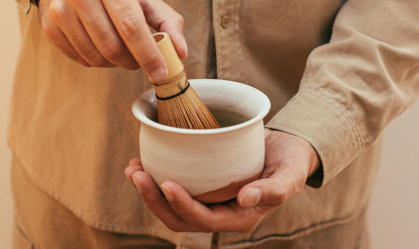 Priprava hojicha čaja.