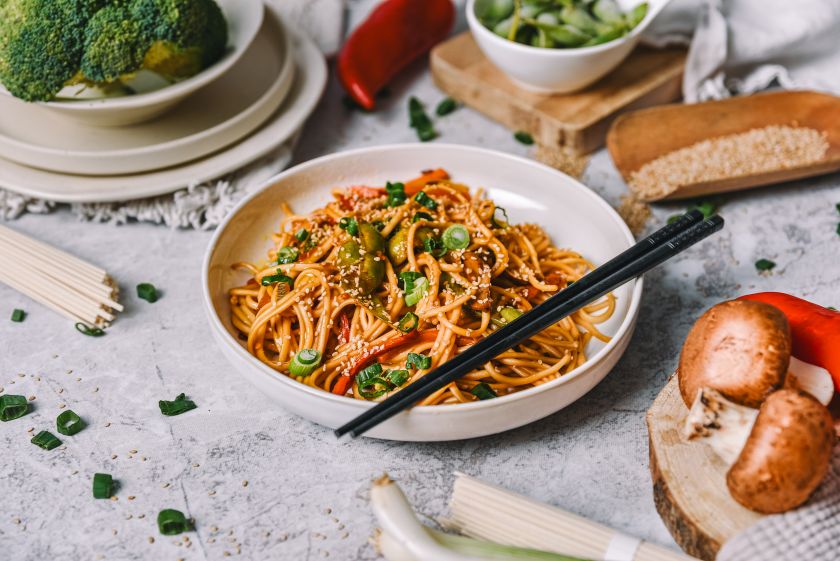 Stir fry z zelenjavo in rezanci