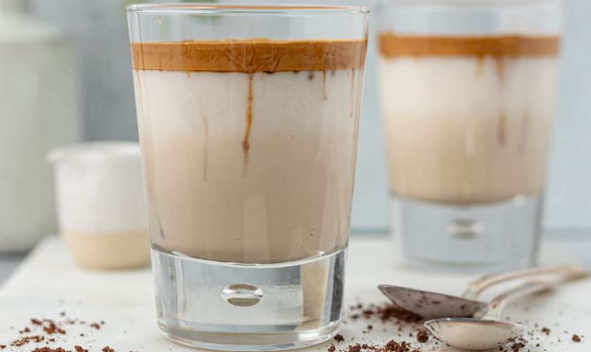 Ledeni hojicha latte s kokosom in vanilijo