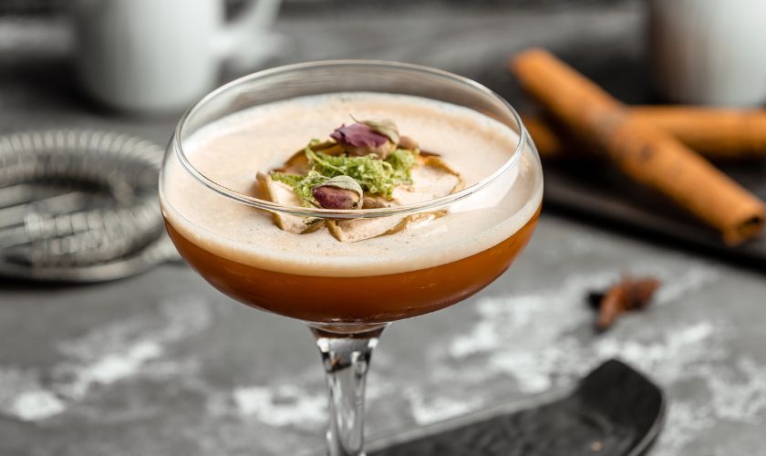 Hojicha Espresso Martini za večerni užitek