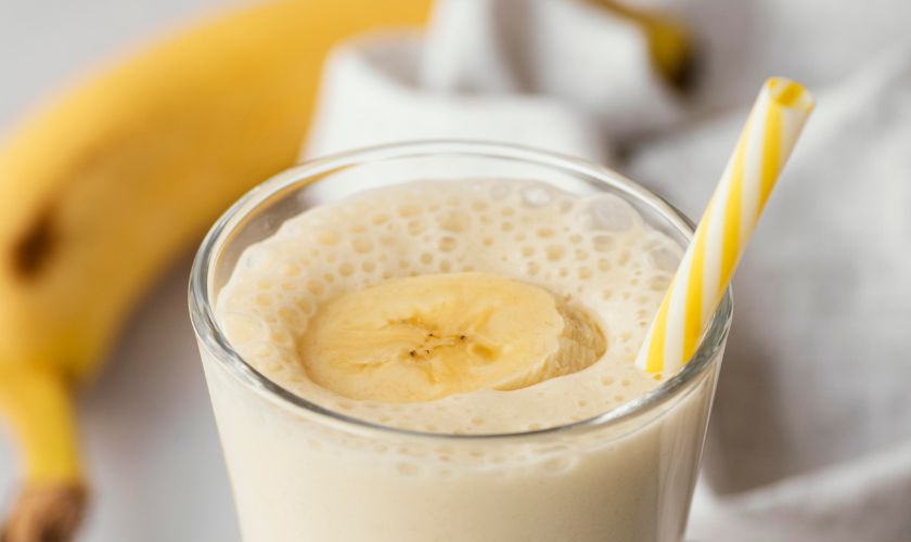 Bananin smoothie s hojicha prahom je okusen in nasiten obrok