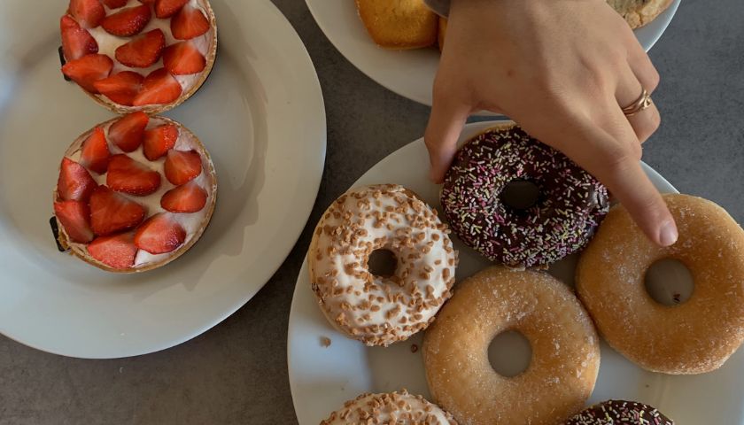 Gluten se pogosto pojavlja v kombinaciji s kaloričnimi prigrizki.