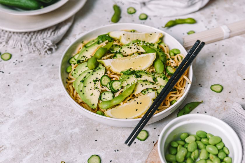 Recept za Udon rezance z avokadom in črnim sezamom.