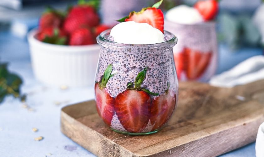 Recept za chia puding z jagodami.