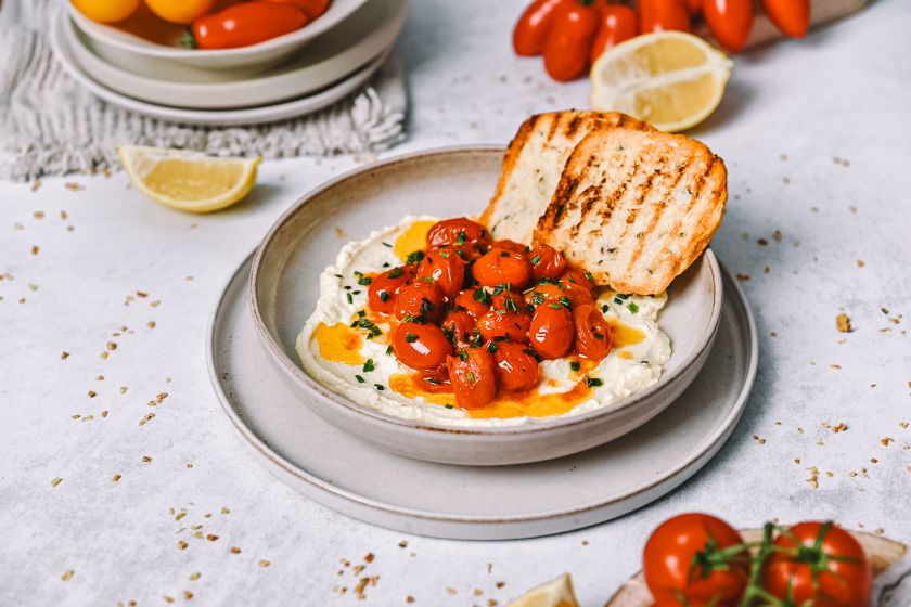 Kremasti feta sir s češnjevimi paradižniki