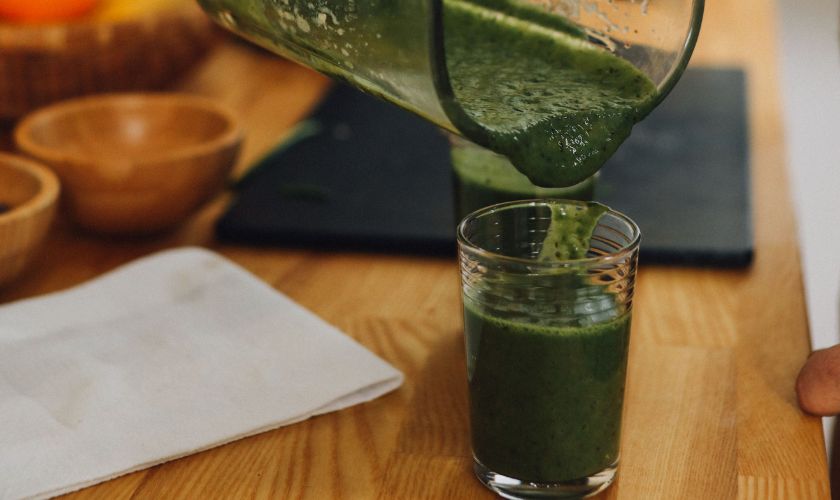 Naravni smoothiji in sokovi so odlična izbira kot del uravnotežene prehrane in detox rutine.