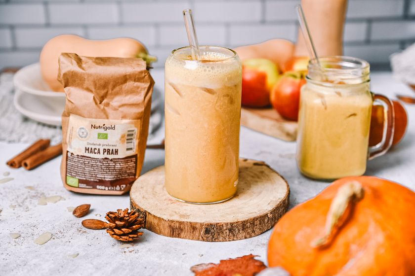 Bučni smoothie z maca prahom