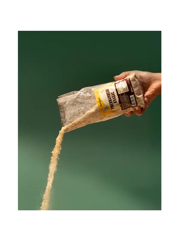 Nutrigold jedilni kvas v kosmičih v prozorni plastični embalaži, 200g.