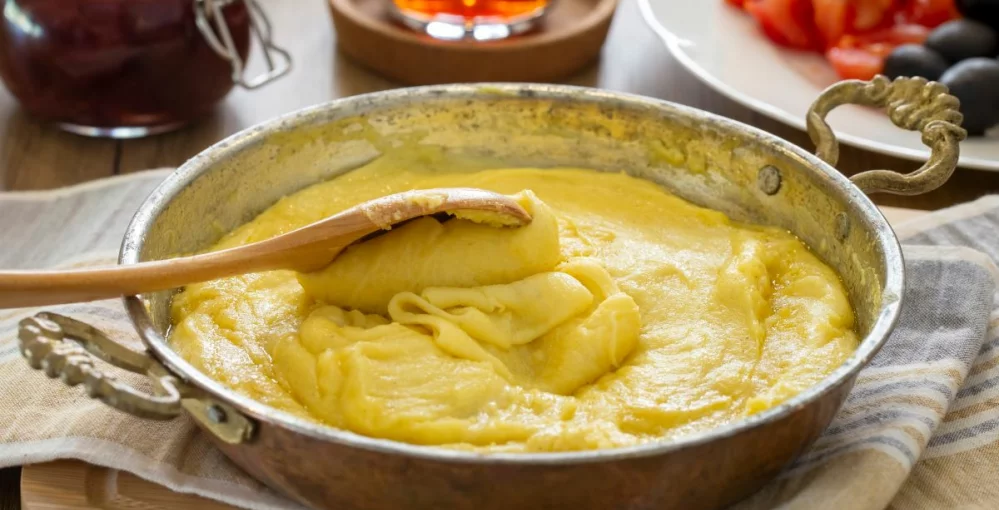 Kremasta polenta z jogurtom in sončničnimi semeni