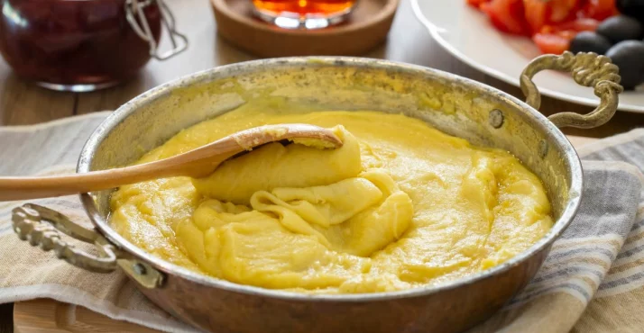 Kremasta polenta z jogurtom in sončničnimi semeni
