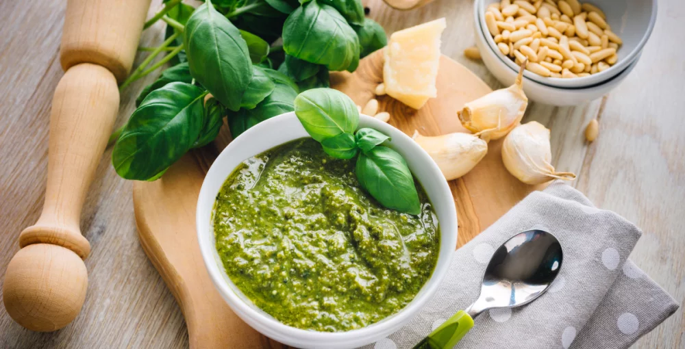 Zeleni pesto iz semen v posodici