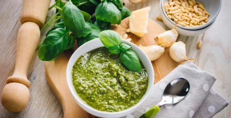 Zeleni pesto iz semen v posodici