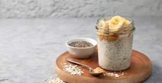 Beljakovinski puding z arašidovim maslom in chia semeni