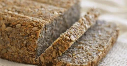 Brezglutenski, veganski kruh s semeni v glavni vlogi