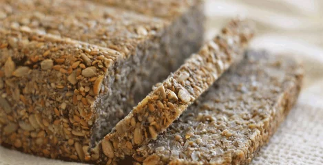 Brezglutenski, veganski kruh s semeni v glavni vlogi