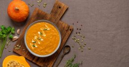 Hitra juha z zlatim lanom in bučo je bogata z omega-3 maščobnimi kislinami