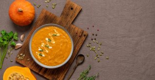 Hitra juha z zlatim lanom in bučo je bogata z omega-3 maščobnimi kislinami