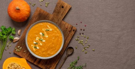 Hitra juha z zlatim lanom in bučo je bogata z omega-3 maščobnimi kislinami