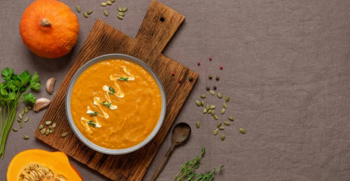 Hitra juha z zlatim lanom in bučo je bogata z omega-3 maščobnimi kislinami