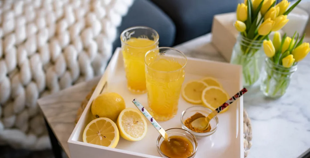 Topla voda z limono in kurkumo je pravi jutranji eliksir