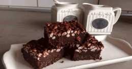 Crunchy čokoladni brownie za sladkejši dan