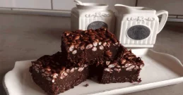 Crunchy čokoladni brownie za sladkejši dan